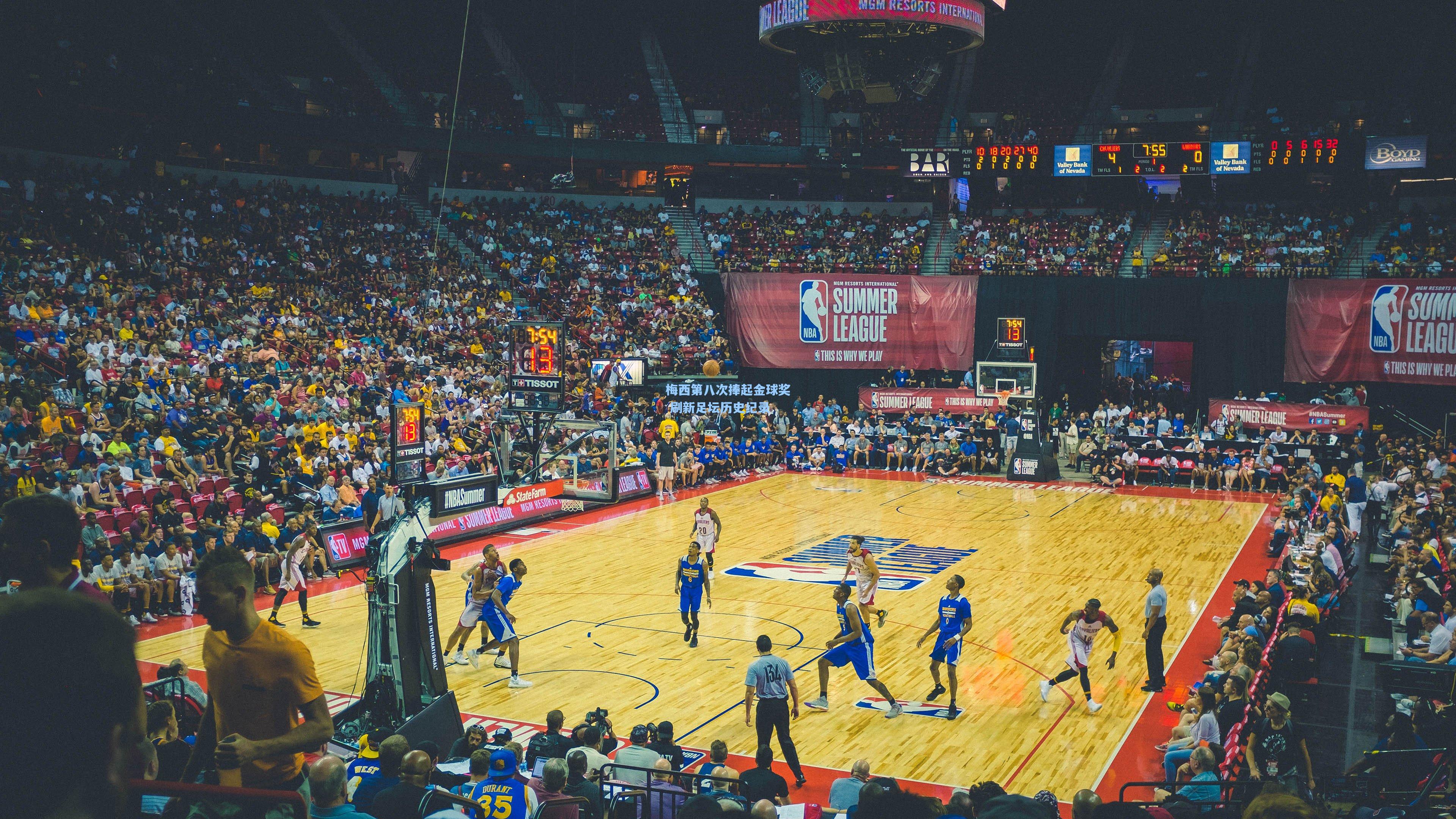 梅西第八次捧起金球奖 刷新足坛历史纪录